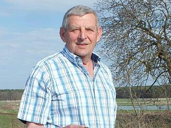 Herbert Warter mit einer Erzknolle. Diese Erzvorkommen lockten die Siedler in unsere Region. Foto: Welker