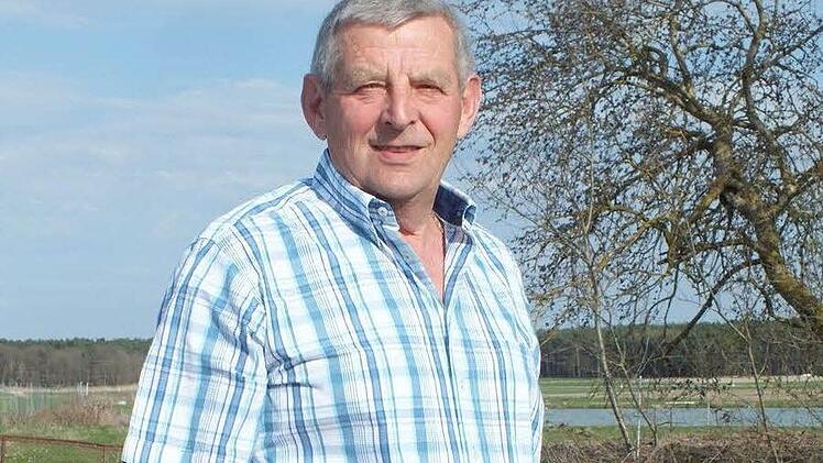 Herbert Warter mit einer Erzknolle. Diese Erzvorkommen lockten die Siedler in unsere Region. Foto: Welker