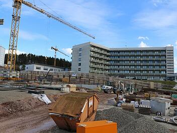 Auf der Baustelle des neuen Klinikums geht es im Zeitplan voran. Der Neubau bestimmt heuer und auch in den folgenden Jahren in hohem Maß die Finanzsituation des Landkreises Lichtenfels. Foto: Barbara Herbst