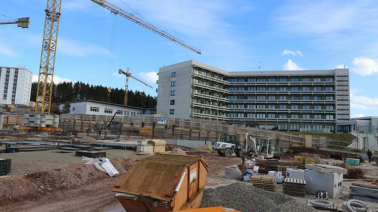 Auf der Baustelle des neuen Klinikums geht es im Zeitplan voran. Der Neubau bestimmt heuer und auch in den folgenden Jahren in hohem Maß die Finanzsituation des Landkreises Lichtenfels. Foto: Barbara Herbst