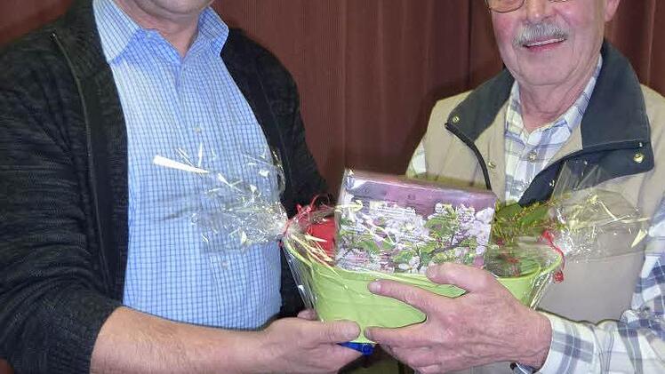 Kreisvorsitzender Fritz Pohl (links) bedankte sich mit einem Präsent beim langjährigen Schriftführer Manfred Gliese für sein breit gefächertes Engagement im Kreisverband. Gliese war auch zuständig für die Bewertung der Gartenanlagen beim Kreiswettbewerb sowie beim Wettbewerb "Unser Dorf hat Zukunft".