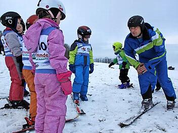 Zunächst mit nur einem Ski lernten die Kinder, das Gleichgewicht zu halten und am Hang entlang zu gleiten. Jürgen Paul zeigte ihnen, wie's geht.