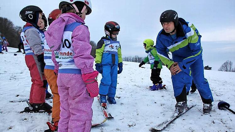 Zunächst mit nur einem Ski lernten die Kinder, das Gleichgewicht zu halten und am Hang entlang zu gleiten. Jürgen Paul zeigte ihnen, wie's geht.