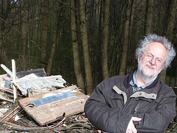Architekt Jürgen Grimme fungiert als Sprecher der Anwohner des Dreibrunnenweges: Nach dem verheerenden Brand in der Obdachlosenunterkunft suchen die Anwohner des Dreibrunnenweges das Gespräch mit der Stadt Kulmbach und machen sich für eine Verbesserung der Situation für die Bewohner der Obdachlosenunterkünfte stark Foto: Sonja Adam