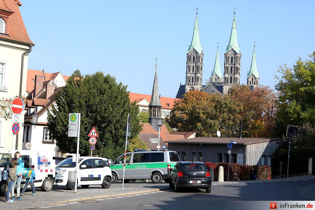 Irrfahrt durch Bamberger Altstadt endet fŸr Lkw festgefahren an Hauswand