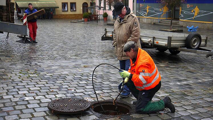 Da kommt er rein, der Weihnachtsbaum. Foto: Berthold Köhler