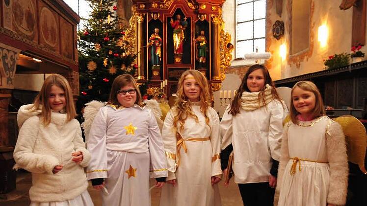 Himmlische Boten: Das Christkind (Jessica Rödel, Mitte) mit seinen Engeln Antonia Krombholz, Emma Zeitler, Leonie Wallsteiner und Viktoria Steger. Foto: Klaus Rößner