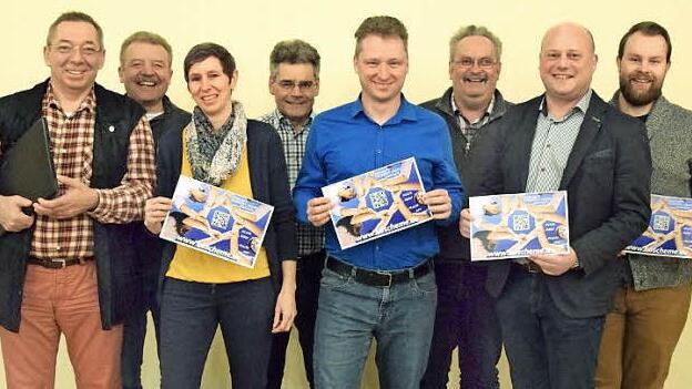 Kommunale und kirchliche Jugendarbeit arbeiten in Bischofsheim Hand in Hand. Die Verantwortlichen laden alle Jugendlichen ein, den Online-Fragebogen auf www.böscheme.de auszufüllen. Das Bild zeigt von links: Manfred Markert (Stadtrat), Bernhard Eisenmann (Pfarrgemeinderat Oberweißenbrunn), Ursula Reinhart (Pfarrgemeinderat Oberweißenbrunn), Michael Handwerker (Pfarrgemeinderat Bischofsheim), Dr. Thorsten Kapperer (Regionaljugendseelsorger), Alexander Reiss (Pfarrgemeinderat Bischofsheim), Bür...