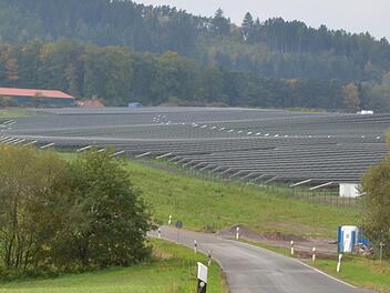 Bei Birkig kommt Energie vom Acker, seit der 19 Hektar große Solarpark vor dem Dorf in Betrieb gegangen ist. Fotos: Rainer Lutz