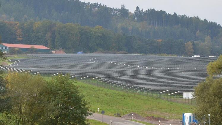 Bei Birkig kommt Energie vom Acker, seit der 19 Hektar große Solarpark vor dem Dorf in Betrieb gegangen ist. Fotos: Rainer Lutz