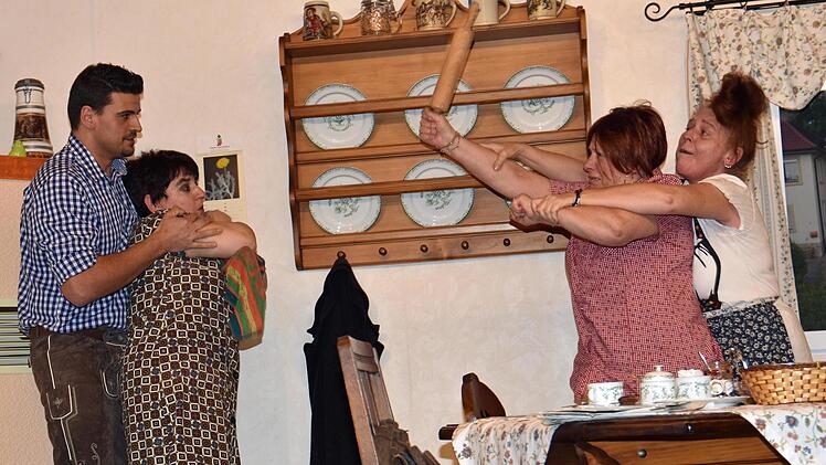 Reichlich Verwirrspiel und witzige Dialoge sorgten in dieser Saison beim "Wässernachstadl Wülflingen" für ein lustiges Theatervergnügen. Das Bild zeigt (von links) Daniel Burger, Carola Wagenhäuser, Margot Kalmbach und Andrea Scheller in Aktion.Ulrike Langer