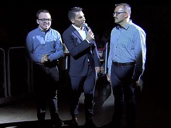 Moderator Marcus Fahn hat Leon Sacher und  Vater Peter Sacher kurzerhand  auf die Konzertbühne des Münchner Olympiastadions geholt. Michael Kunert