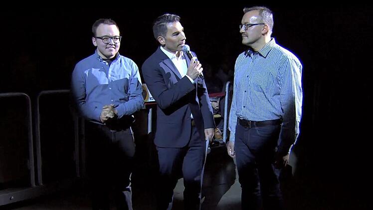 Moderator Marcus Fahn hat Leon Sacher und  Vater Peter Sacher kurzerhand  auf die Konzertbühne des Münchner Olympiastadions geholt. Michael Kunert