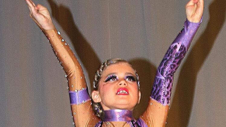 Johanna Bauer aus Stadtlauringen ist erst acht Jahre alt, tanzt aber schon in der Bundesliga mit. Foto: Dieter Britz