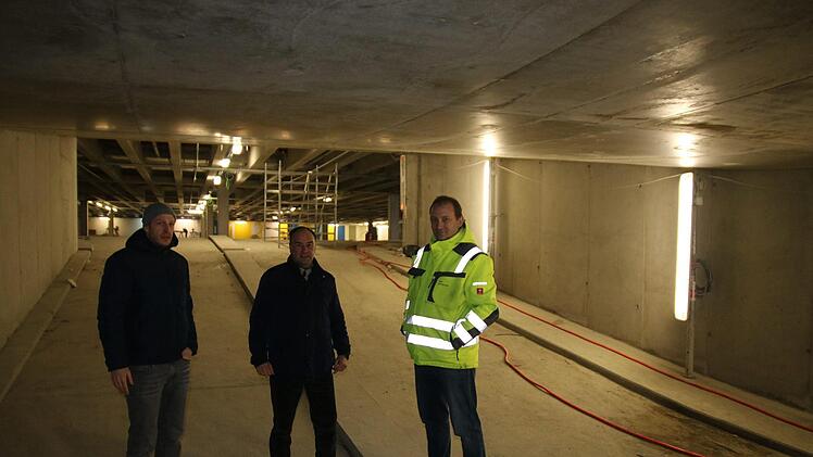 Simon Ries, Andreas Höhne und Ingo Wolfgramm (von links) im Durchstich zur Tiefgarage unter der Stadthalle.Foto: Katrin Geyer
