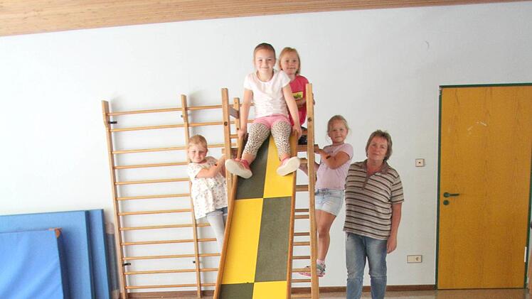 An seiner Attraktivität hat das gute Teil nichts verloren. Auch heute steht die Holzrutsche hoch im Kurs. Mit im Bild: Leiterin Kerstin Freitag Foto: Alexandra Kemnitzer