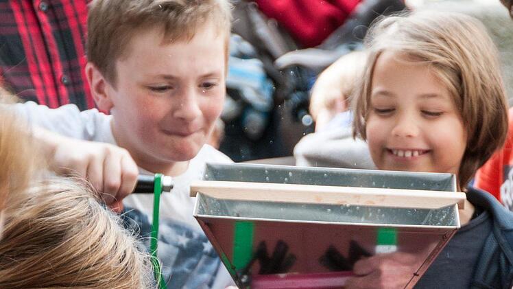 Wie viel &Auml;pfel wohl in ein Glas Saft passen? Miriam, Nike, Lukas und Tobias (von links) sch&auml;len und h&auml;kseln flei&szlig;ig, damit es am Ende f&uuml;r alle reicht.Pia Bayer