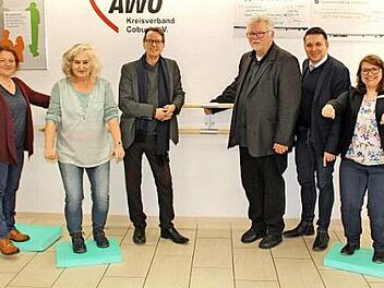 Übergabe der Haltestangen (von links): Dianca Faber, Margarethe Trompusch, Prof. Johannes Kraft, Joachim Hassel, Carsten Höllein und Nadine Jacob  Foto: privat