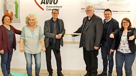 Übergabe der Haltestangen (von links): Dianca Faber, Margarethe Trompusch, Prof. Johannes Kraft, Joachim Hassel, Carsten Höllein und Nadine Jacob  Foto: privat