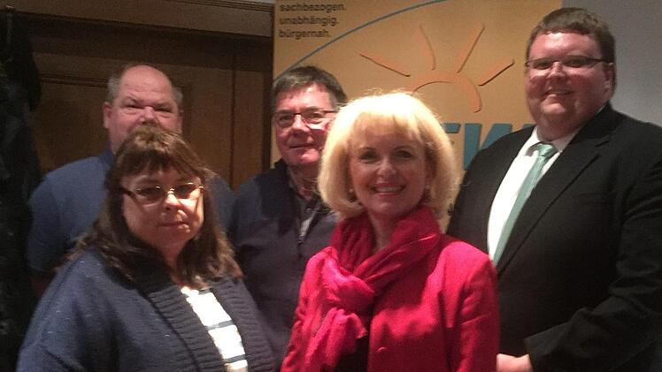 Bei der Jahreshauptversammlung: Schriftführerin Manuela Dietz, stellvertretender Vorsitzender Peter Deller, Kassier Bruno Schäfer, stellvertretende  Vorsitzende der  FW-Unterfranken Tamara Bischof, und FW-Vorsitzender  Münnerstadt  Andreas Trägner. Foto: Anneliese Albert
