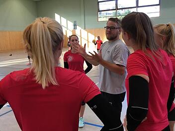 Hannes Willmer (Mitte) ist der neue Trainer der Young Volleys. Foto: privat
