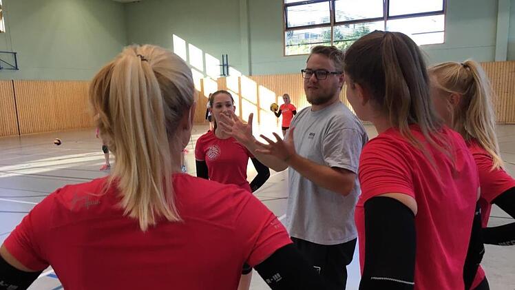 Hannes Willmer (Mitte) ist der neue Trainer der Young Volleys. Foto: privat