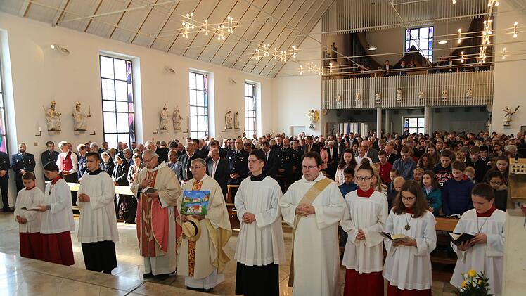 Nach dem Gottesdienst gab es am Altar einen letzten Abschiedsgruß. Foto: Franz Galster
