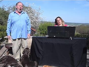 Pianistin und Sängerin Beate Roux und ihr Mann, Tenor Pieter Roux, musizieren auf ihrer Terrasse bei Eltmann (Video-Standbild).