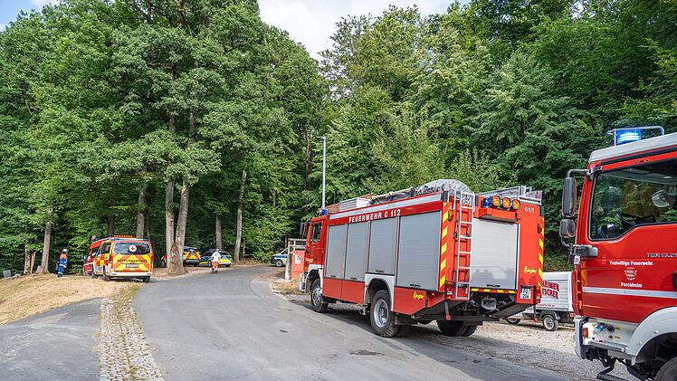 Tonnenschwerer Anhänger rollt unkontrolliert Straße hinab und erfasst Ehepaar: Tragischer Unfall bei Annafest-Aufbau in Forchheim