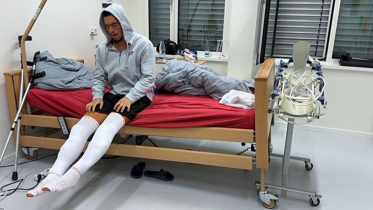 Leon unterzieht sich einer operativen Beinverl&auml;ngerung, um gr&ouml;&szlig;er zu sein.