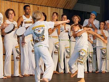 Viel Beifall gab es für die "Capoeira"-Darbietung. Foto: Johannes Michel