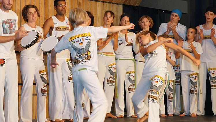 Viel Beifall gab es für die "Capoeira"-Darbietung. Foto: Johannes Michel