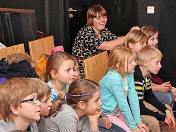 Kinder von sieben bis 13 Jahren treffen sich einmal jede Woche im neuen "Carusoclub" des Maßbacher Theaters, um die Theaterarbeit kennenzulernen. Theaterpädagogin Karolin Wunderlich arbeitet mit den Buben und Mädchen.  Foto: Dieter Britz