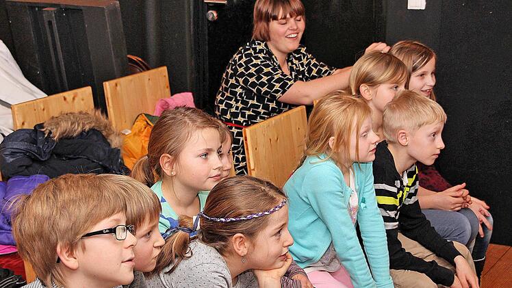 Kinder von sieben bis 13 Jahren treffen sich einmal jede Woche im neuen "Carusoclub" des Maßbacher Theaters, um die Theaterarbeit kennenzulernen. Theaterpädagogin Karolin Wunderlich arbeitet mit den Buben und Mädchen.  Foto: Dieter Britz