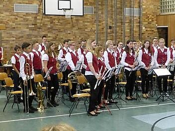 Das Schülerblasorchester mit Dirigent Wojciech Grabietz  Foto: Heidi Amon