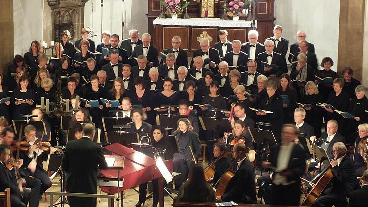 Der philharmonische Chor Herzogenaurach bekam Unterstützung von der Vogtland Philharmonie. Foto: Manfred Welker