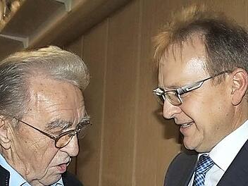 Raimund Schramm (links) gratuliert Bernd Rebhan zur Nominierung. Foto: Veronika Schadeck