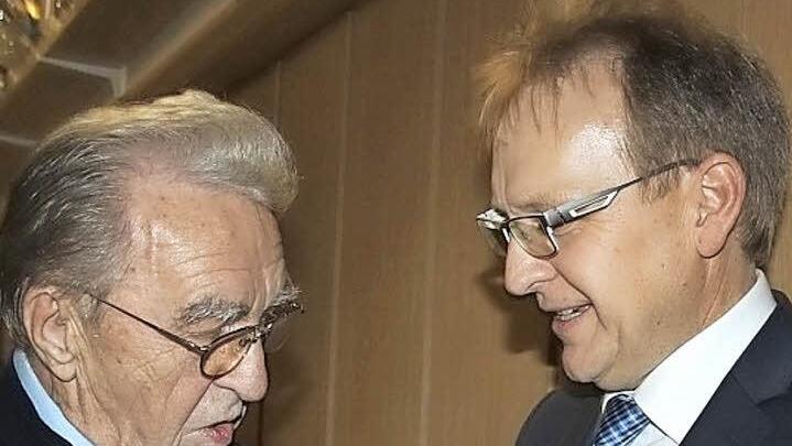 Raimund Schramm (links) gratuliert Bernd Rebhan zur Nominierung. Foto: Veronika Schadeck