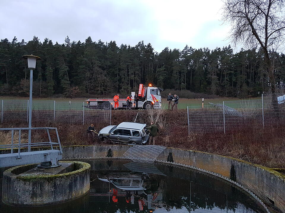 Auto stürzt nach Auffahrunfall bei Ansbach beinahe in Klärbecken