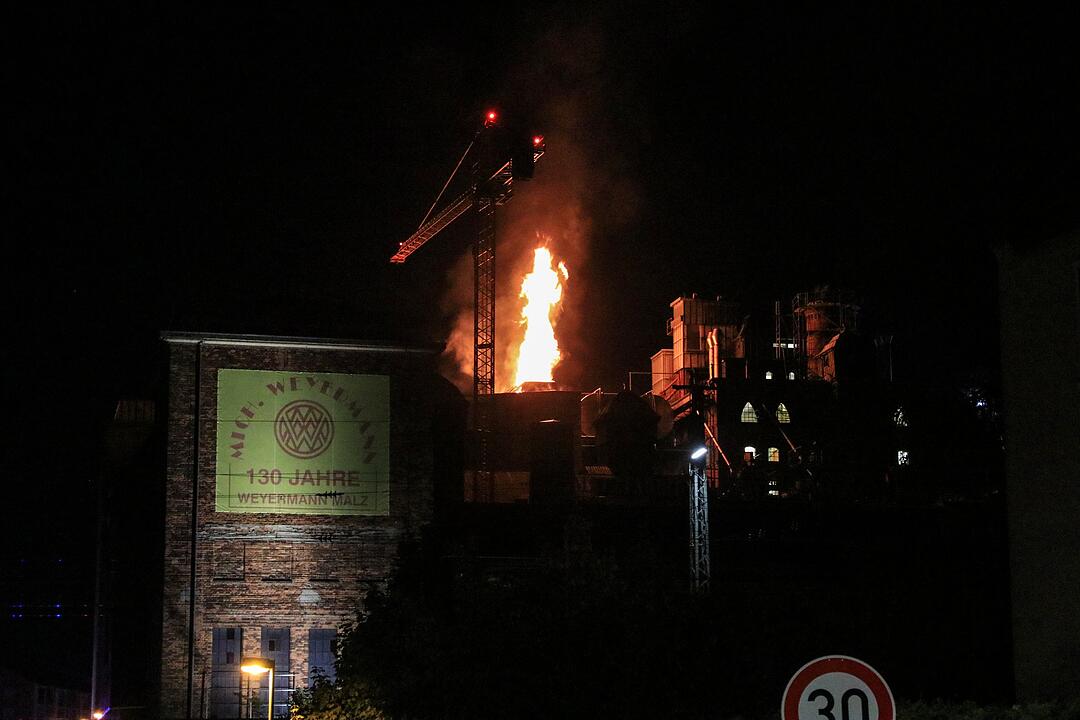 Malzfabrik Weyermann in Bamberg in Flammen: Einsatzkräfte kämpfen vor Ort gegen den Brand