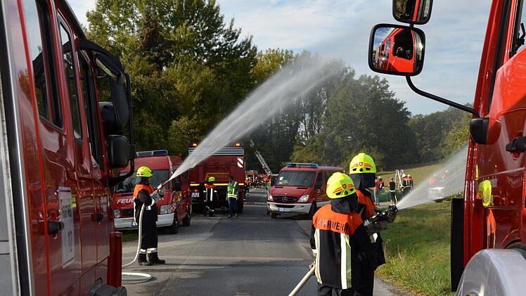 Zur Großübung auf einem Nüdlinger Aussiedlerhof wurden insgesamt sechs Wehren nach Nüdlingen gerufen. Foto: Peter Rauch