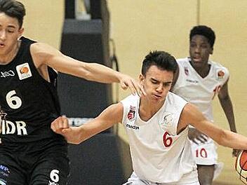 Marlon Stephan (rechts) und die Regnitztal Baskets sind durch den Sieg gegen D&uuml;sseldorf auf Rang 2 in der Hauptrunde geklettert und haben den direkten Vergleich gegen die Giants gewonnen.  Foto: sportpress