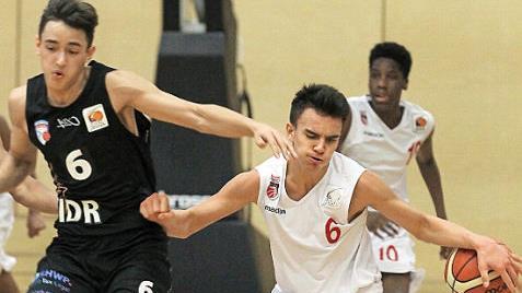 Marlon Stephan (rechts) und die Regnitztal Baskets sind durch den Sieg gegen D&uuml;sseldorf auf Rang 2 in der Hauptrunde geklettert und haben den direkten Vergleich gegen die Giants gewonnen.  Foto: sportpress