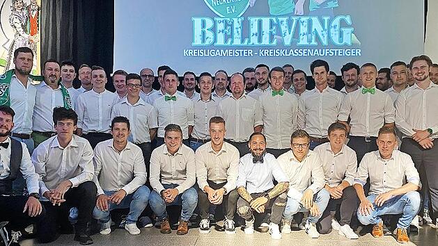 Die beiden Aufsteiger-Teams des TSV Neukenroth mit Trainer- und Betreuerstab bei der Meisterfeier