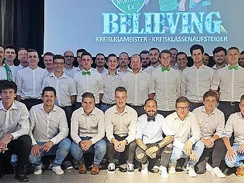 Die beiden Aufsteiger-Teams des TSV Neukenroth mit Trainer- und Betreuerstab bei der Meisterfeier