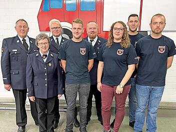 Der Feuerwehrverein vollzog den Generationenwechsel (hinten v.&nbsp;l.): Willibald Hofmann, Manfred G&uuml;thlein, Jochen D&uuml;sel, Nikolai G&uuml;thlein, (vorne v. &nbsp;l.): Gertrud Gramann, Martin Hofmann, Elena G&uuml;thlein und Florian Eger.