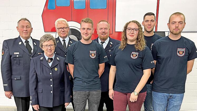 Der Feuerwehrverein vollzog den Generationenwechsel (hinten v.&nbsp;l.): Willibald Hofmann, Manfred G&uuml;thlein, Jochen D&uuml;sel, Nikolai G&uuml;thlein, (vorne v. &nbsp;l.): Gertrud Gramann, Martin Hofmann, Elena G&uuml;thlein und Florian Eger.