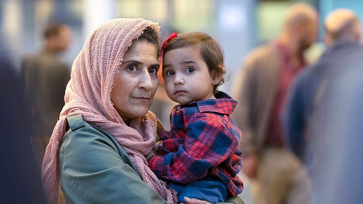 Ihre iranische Gro&szlig;mutter (Behi Djanati Atai, links) &uuml;bernimmt die Verantwortung f&uuml;r die kleine Gabriella (Ella Varavipour), als ihre Mutter am Flughafen abgef&uuml;hrt wird.