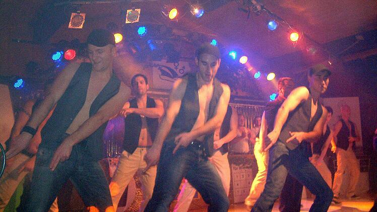 Tänzerisch gut in Form und mit akrobatischen Hebefiguren zeigte sich das Zeller Männerballett.