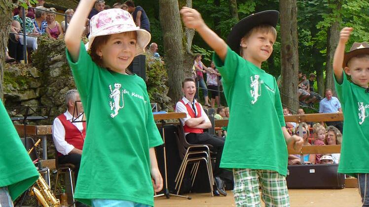 Mit Auftritten erfreuten die Kinder ihr großes Publikum.